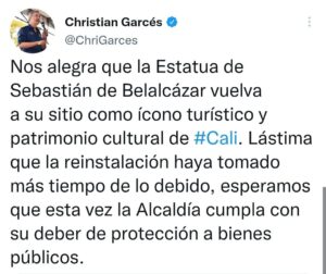 La placa que acompaña a la estatua